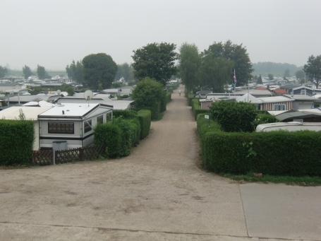 Wesel-Flüren : Gravinsel, auf der Grav-Insel befindet sich einer der größten Campingplätze Deutschlands. Das Erholungszentrum bietet über 2000 Stellplätze für Kurzurlauber und Dauercamper auf einer 2,1 Millionen qm großen Fläche.